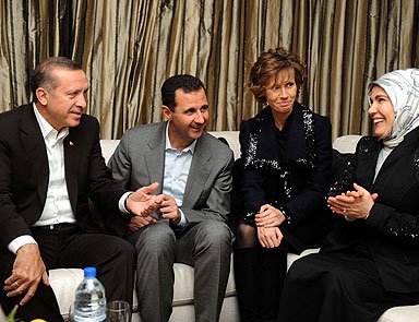 Türkiye’nin Suriye’ye karşı sert duruşu, çatışan sadakatlerini gizliyor