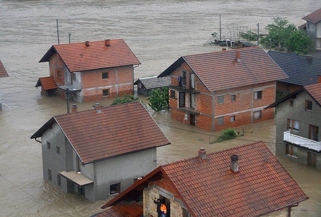 Selden çatılara çıkarak kurtuldular
