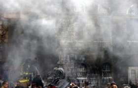 Yemen'de askeri uçak kente düştü