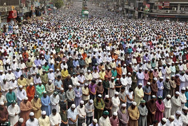 Bangladeşli Müslümanlardan milyonluk gösteri