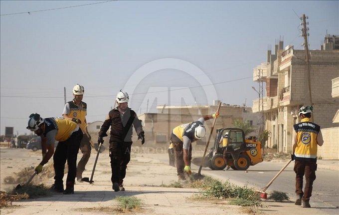 Beyaz Baretliler İdlib'de savaşın izlerini siliyor