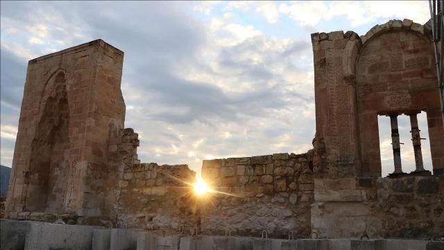 611 yıllık minare yeniden inşa ediliyor