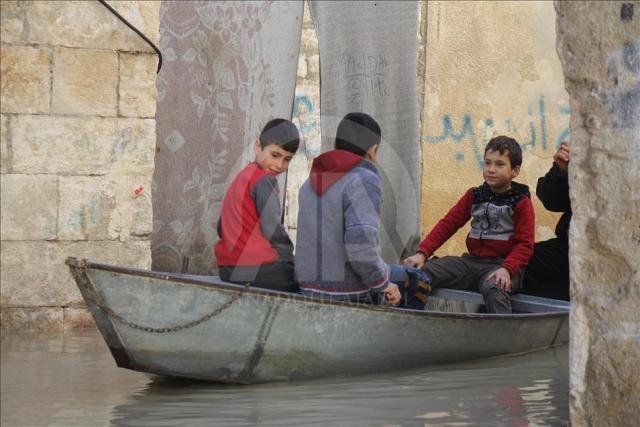 Asi Nehri taşınca sandalla ulaşım başladı