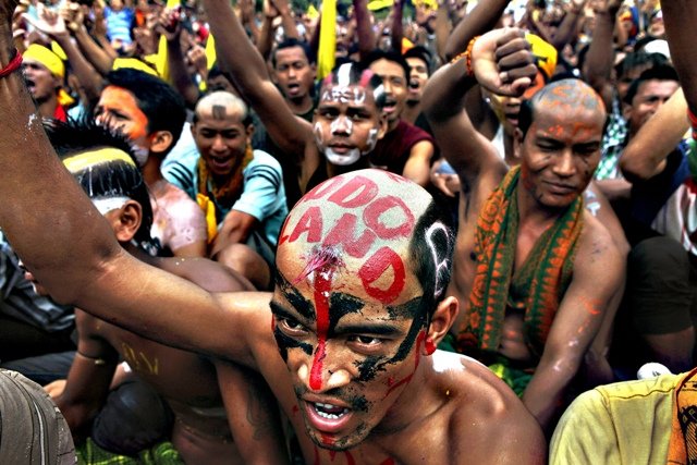 Hindu militanlar sivillere saldırdı