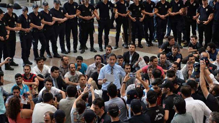 Erzurum'da 21 polise gözaltı