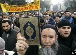 Almanya'da Müslümanlar da sokakta