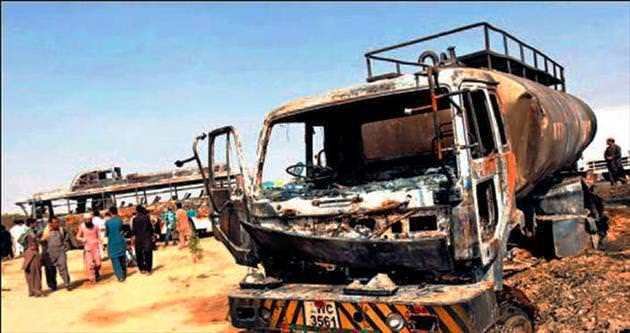 Pakistan'da otobüsle tanker Çarpıştı: 57 Ölü