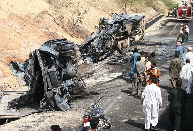 Pakistan'da minibüs patladı: 10 ölü
