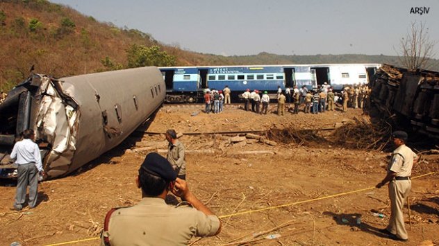 Hindistan'da tren kazası: 6 ölü
