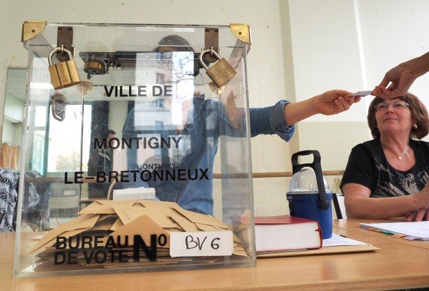 Fransa'da seçimlerin ilk turunu Sarkozy kazandı