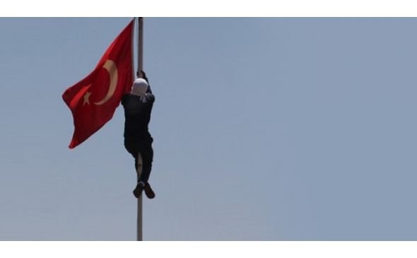 Türk bayrağını indirmeye 13 yıl 9 ay hapis cezası