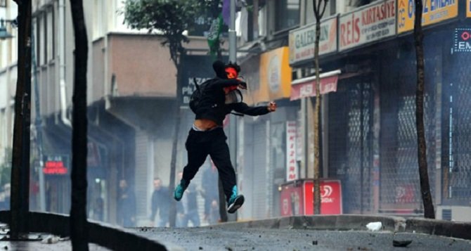 Kurtuluş'ta molotoflu saldırı