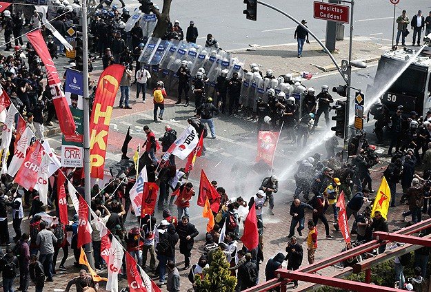 Beşiktaş'tan Taksim’e yürümek isteyen gruba müdahale