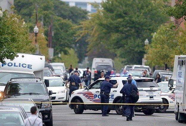 İslam karşıtı karikatür sergisi önünde çatışma