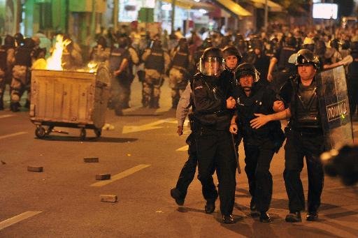 Makedonya'da protesto: 55 yaralı