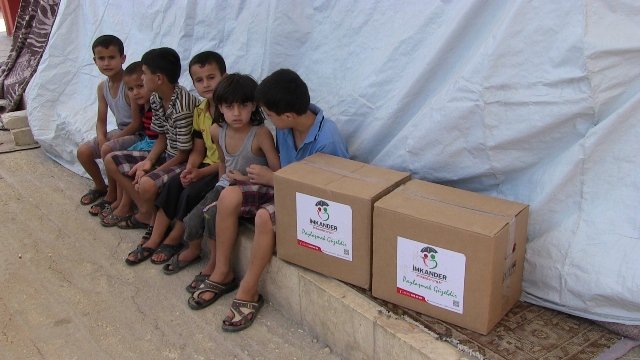 Bombalar altında yardım dağıttılar