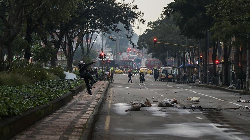 Kolombiya'da üniversite öğrencileri polisle çatıştı