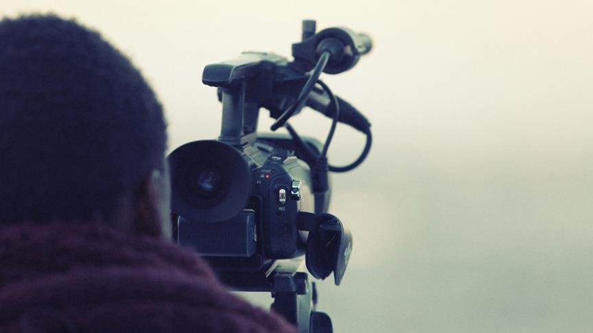 Tunus'ta bir kameraman kendisini yaktı