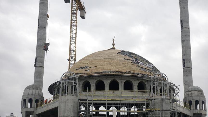 Taksim Camisi'nin alemi yerleştirildi