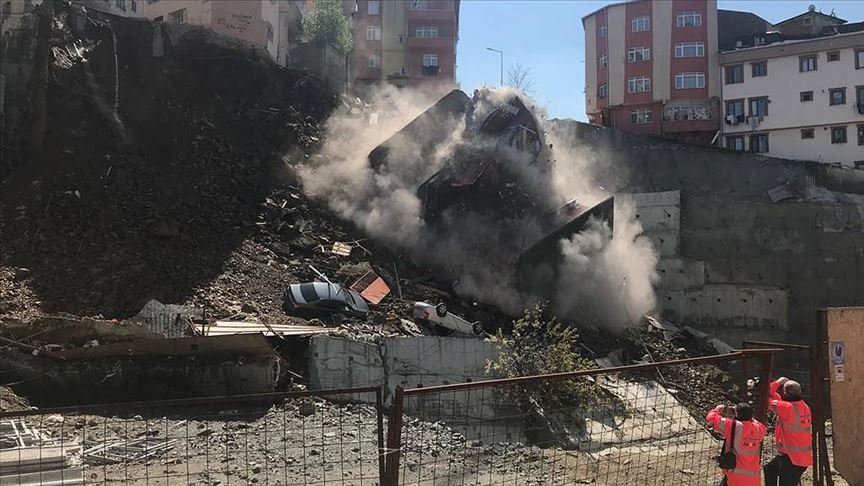 Kağıthane'de 4 katlı bina çöktü