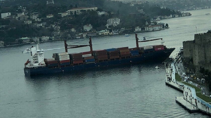 İstanbul Boğazı'nda yük gemisi karaya oturdu