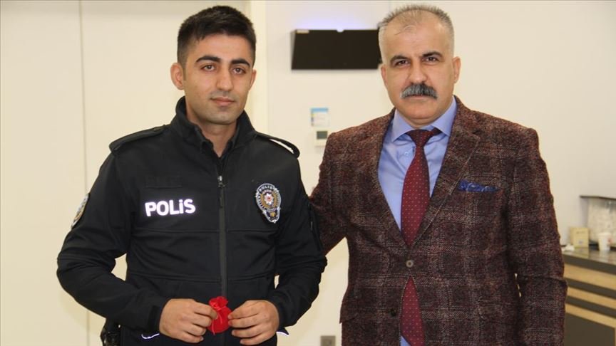 Sigarayı bırakan polisler altınla ödüllendirildi