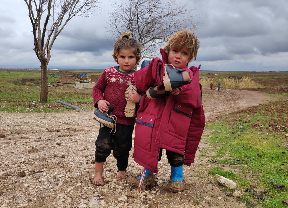 Ölüm ve soğuk arasında yalınayaklı çocuklar