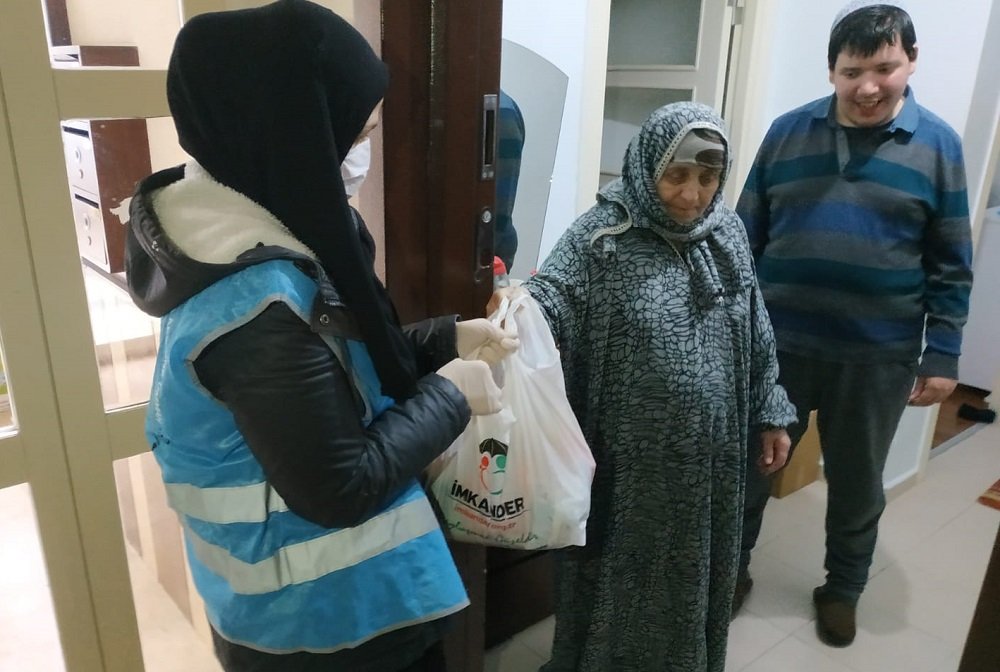 Evden çıkamayanlara gıda yardımı