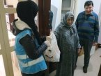 Evden çıkamayanlara gıda yardımı
