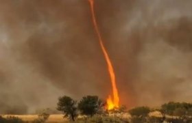 Avustralya'da eşine az rastlanan ateş hortumu