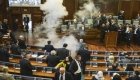 Kosova parlamentosuna gaz bombası atıldı