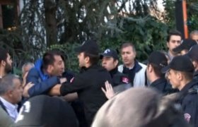 Cami Düşmanları Polisle Çatıştı