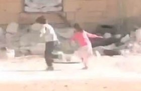 Çocuğun Cesaretine Dünya Hayran Kaldı